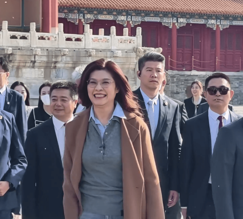 国民党主席郑丽文到故宫博物院参观，与游客挥手。