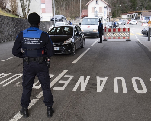 瑞士建議民眾盡量不要外出。AP