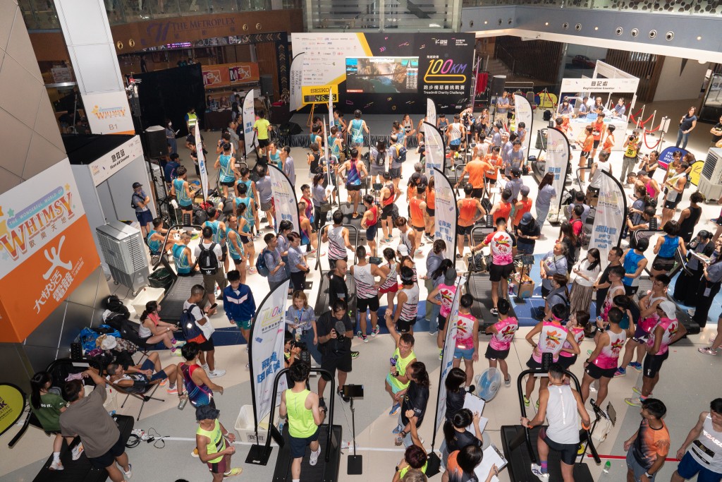 飞越启德主办『100公里跑步机慈善挑战赛』是全港首个用跑步机进行的室内大型跑步活动，一连两日多个组别的赛事，成功创出三项联合国可持续发展目标（Sustainable Development Goals, SDG）的世界纪录。公关图片