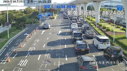 據微信公眾號「港珠澳大橋口岸實時通關」下午4時半顯示，小客車出入境通道現時處於「極度高峰」，車龍超過500米，候檢時間超過40分鐘。