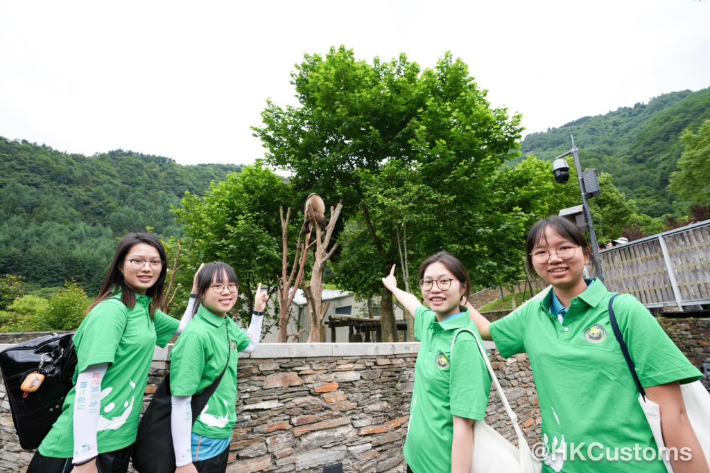 Customs YES 50名成員到訪臥龍大熊貓基地。香港海關facebook圖片