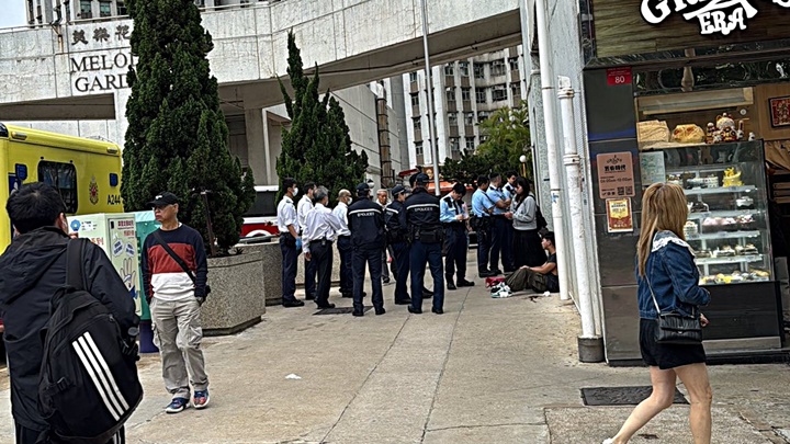 警員到場了解事發經過。fb：真.屯門友