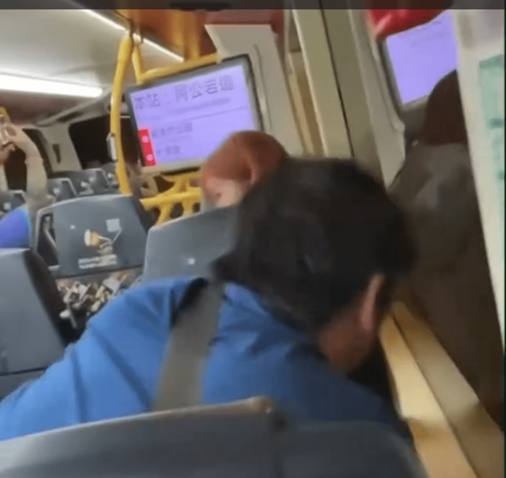 蓝衫男按住对方狂打。fb：车cam L（香港群组）