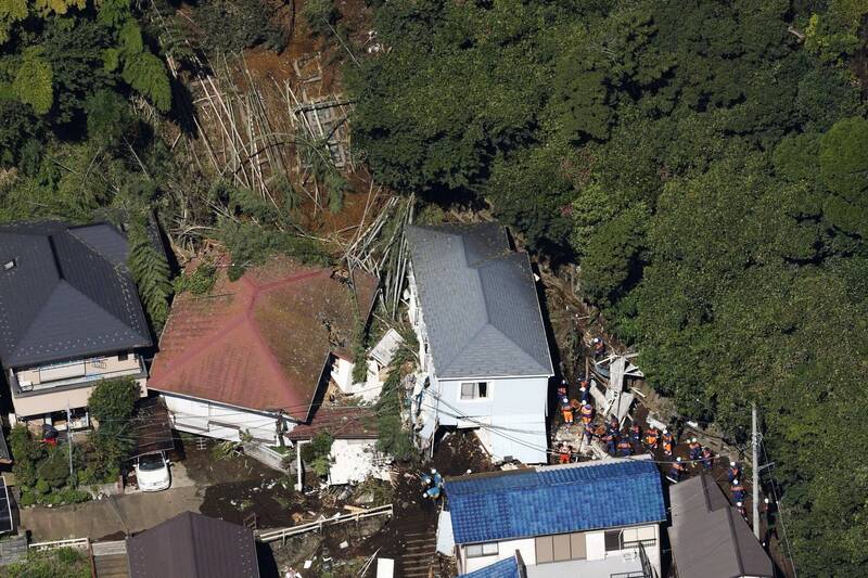 圖為神奈川縣三浦市山泥傾瀉災情。路透社 圖為神奈川縣三浦市山泥傾瀉災情。路透社