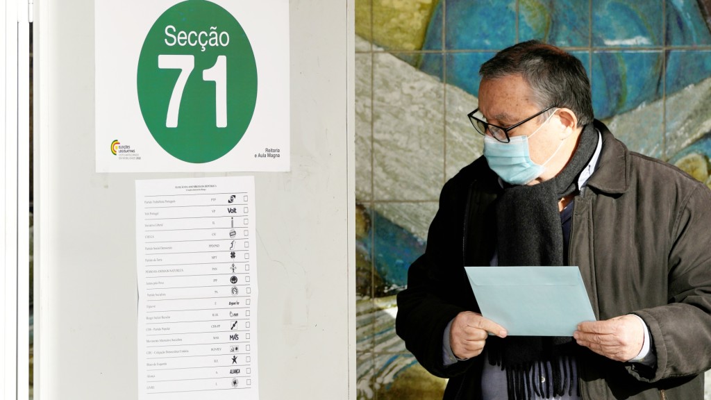 合资格选民周日天亮后陆续前往投票。AP 