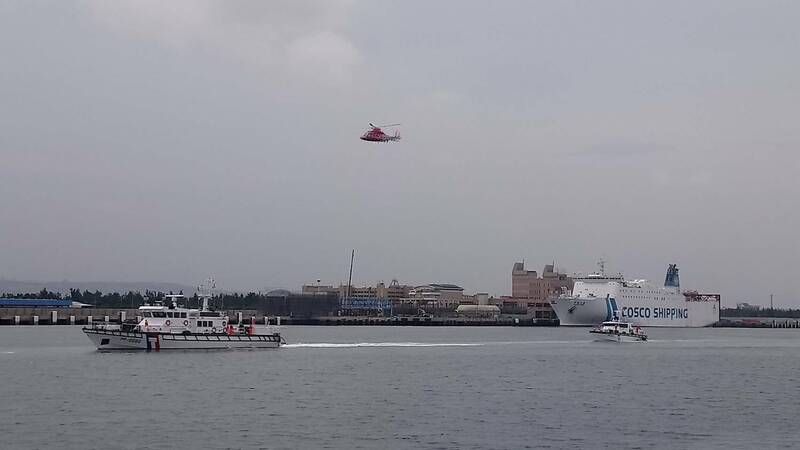 直升机出动到海上搜救巴拿马籍「鑫顺一号」失踪船员。