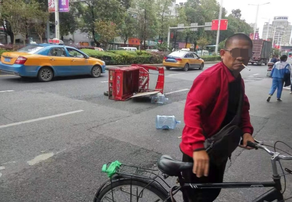 衝紅燈過快,再失控撞到一輛載有礦泉水的三輪車。網圖