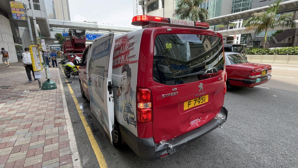 消防車車尾泵把損毀。楊偉亨攝