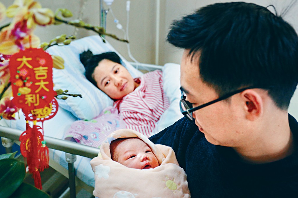 內地踏入龍年或迎生育小高峰，父母在照料新生兒。