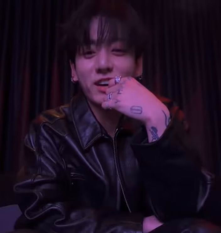 Jungkook今凌晨做直播時狂爆粗，又舉中指惹熱議。