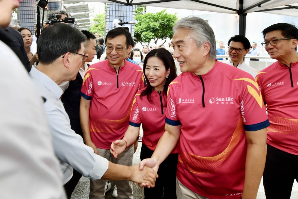 行政長官李家超與香港善德基金會主席藍國慶握手。 行政長官李家超與香港善德基金會主席藍國慶握手。