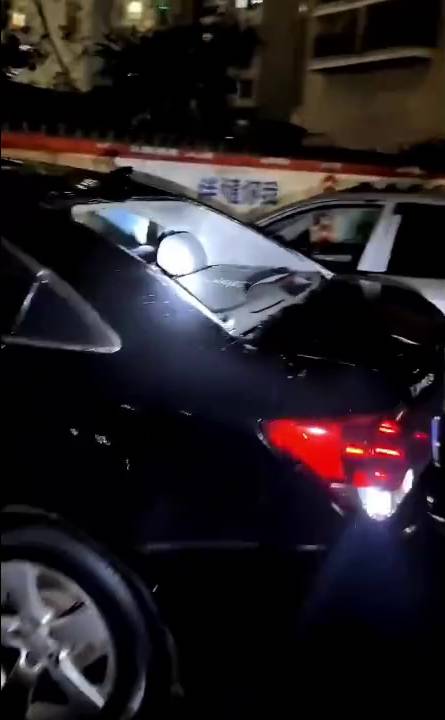 大量私家車的車窗粉碎。 大量私家車的車窗粉碎。