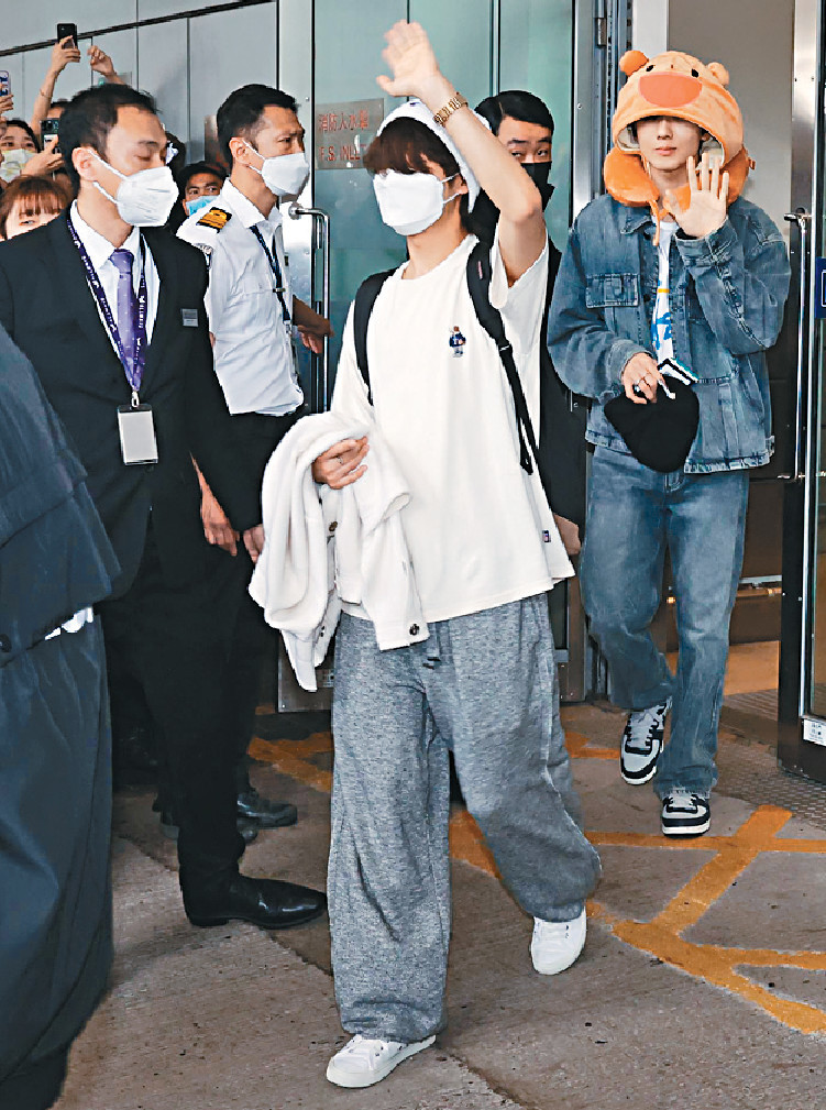 ■JISUNG戴住卡通帽及頸枕現身，成功吸引視線。  
