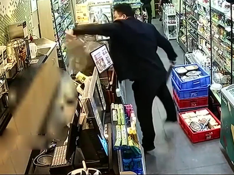 隨後男子將關東煮的湯潑向店員蕭先生。(網圖)