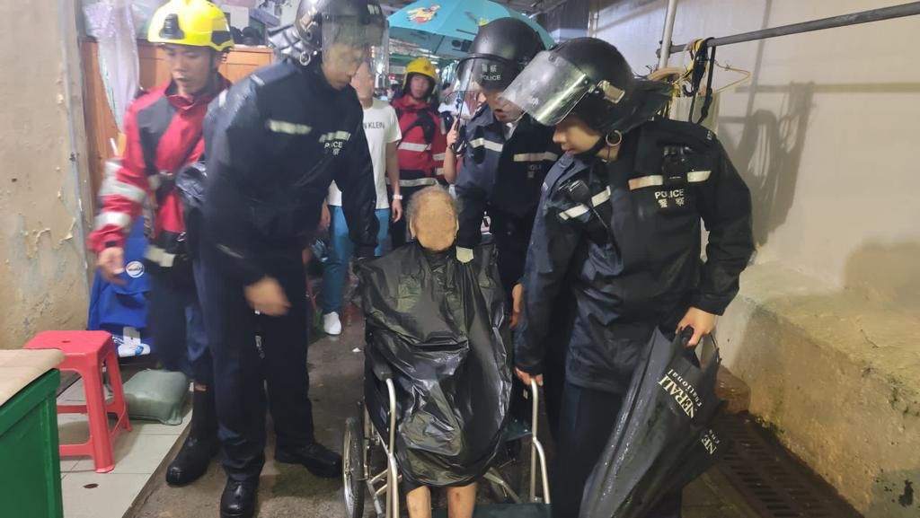 警員協助市民脫離險境。香港警察fb