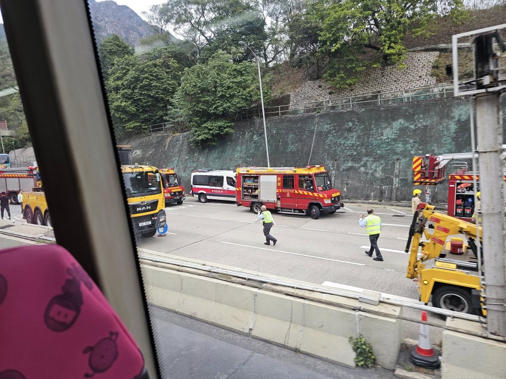 獅子山隧道(往九龍方向)的管道全線需要封閉。網上圖片