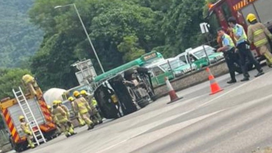 私家車翻側，司機乘客無恙。網上圖片