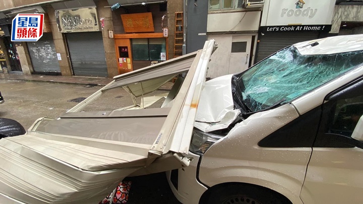 客貨車遭組合屋壓毀。fb:馬路的事 (即時交通資訊台)