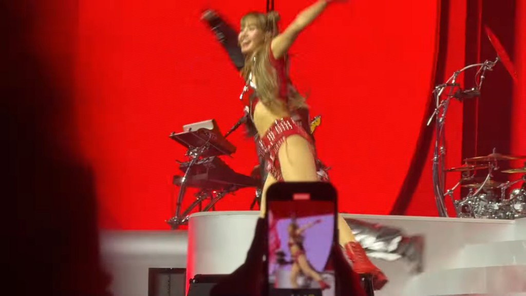 Lisa的紅色舞衣引起熱話。 Lisa的紅色舞衣引起熱話。