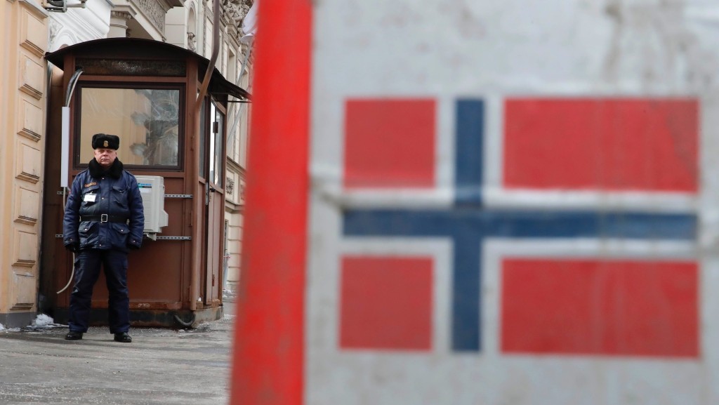 挪威驻俄大使馆的保安人员。 路透社