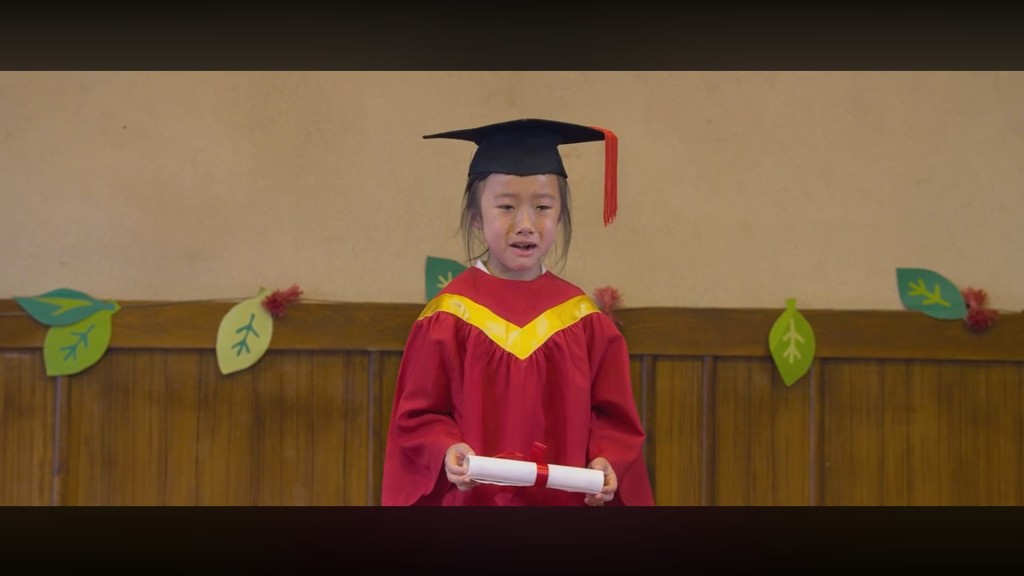 《五个小孩的校长》内卢嘉嘉的戏份，感动不少观众。 电影截图