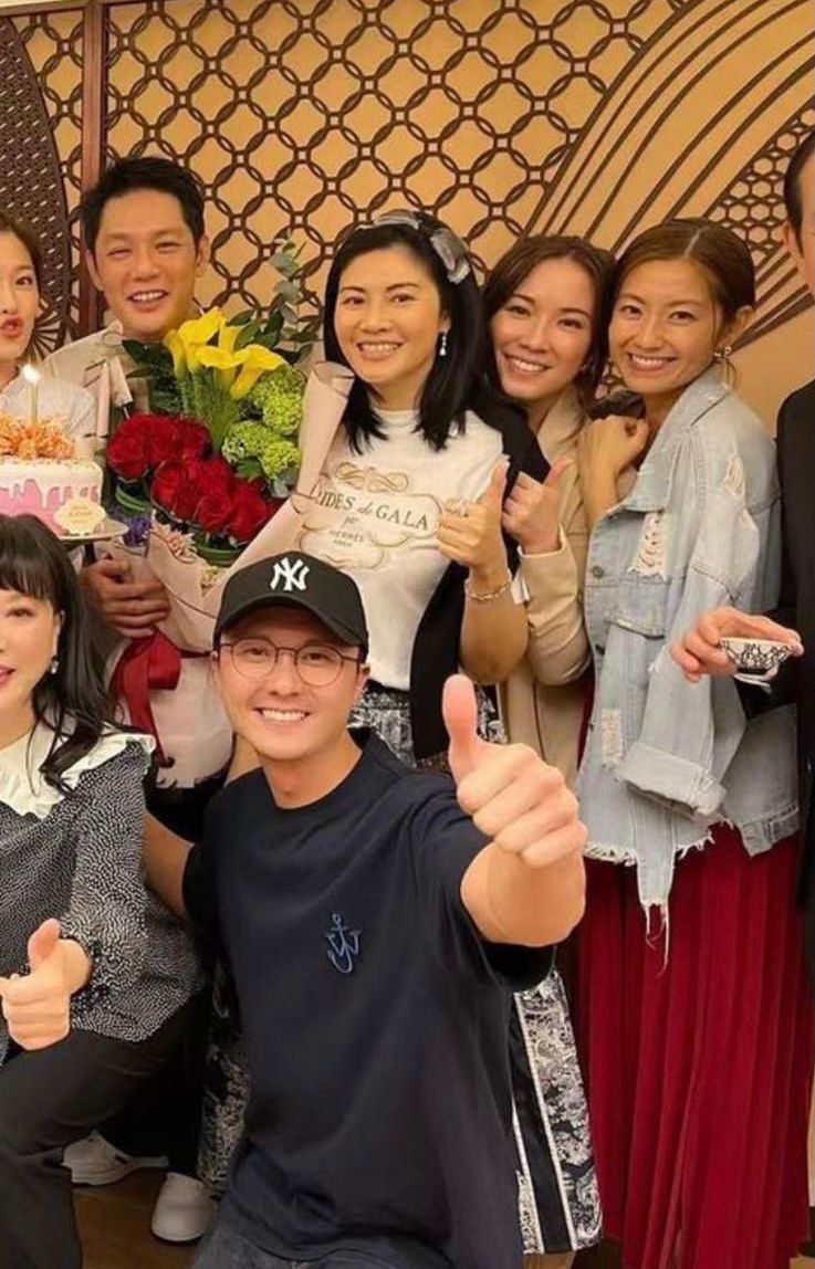 兩夫妻笑容一致。