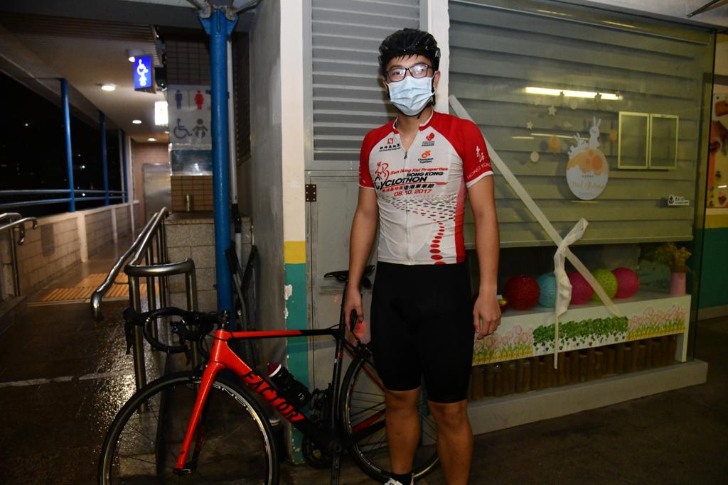 任先生由荃灣踩單車到天星碼頭。