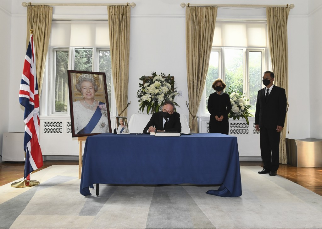 王岐山12日前往英國駐華使館弔唁伊利沙伯二世逝世。新華社