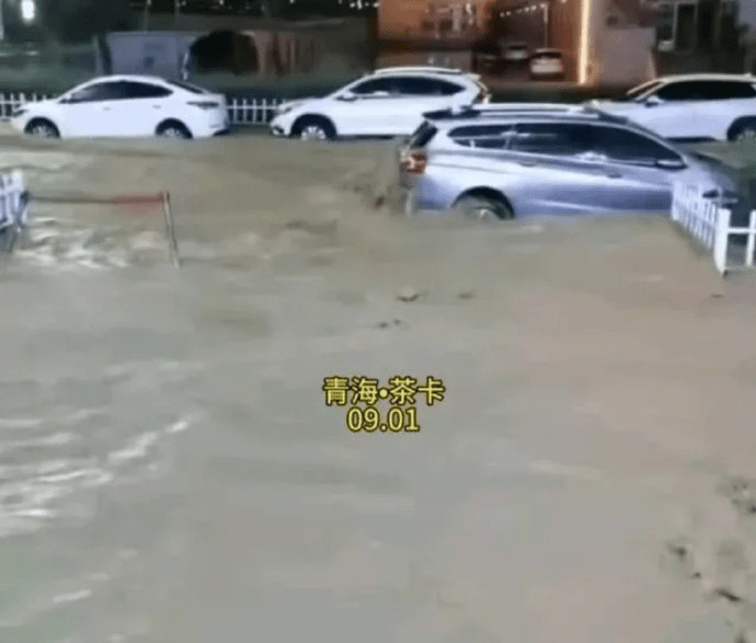 青海茶卡暴雨成灾实况。