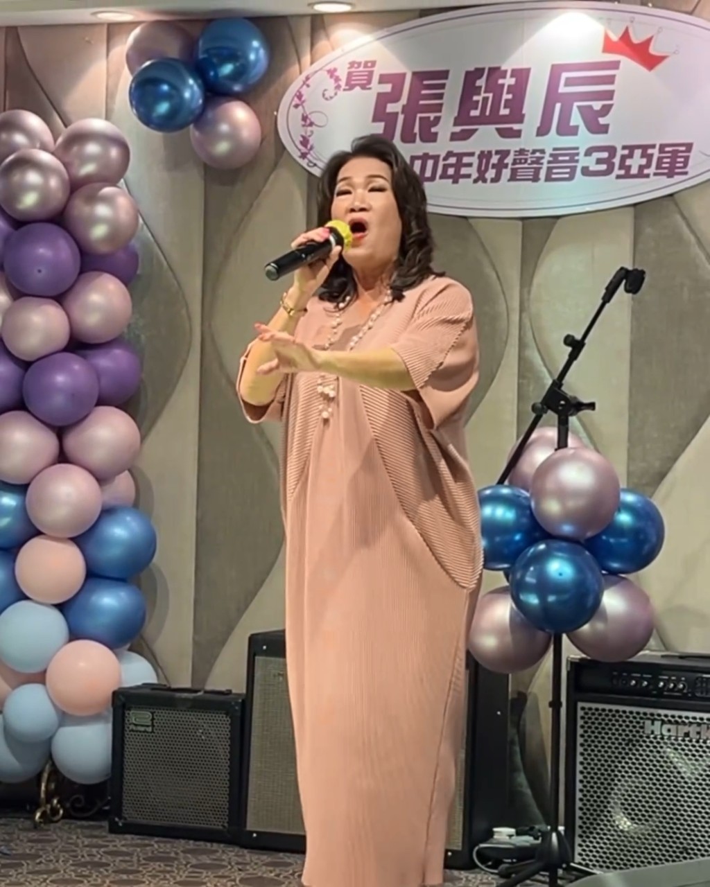 張與辰媽媽功架十足。 張與辰媽媽功架十足。