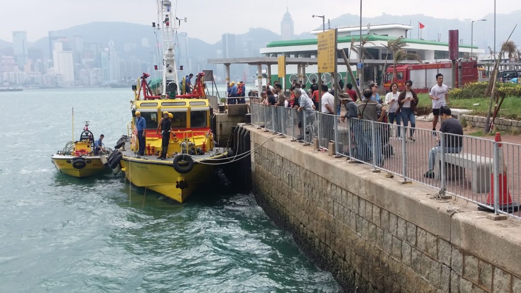 消防蛙人搜救至中午。