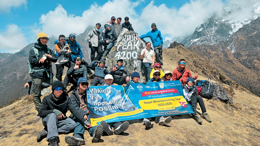 长沙湾天主教英文中学师生登上尼泊尔喜马拉雅山，海拔达4200米的昆德峰。