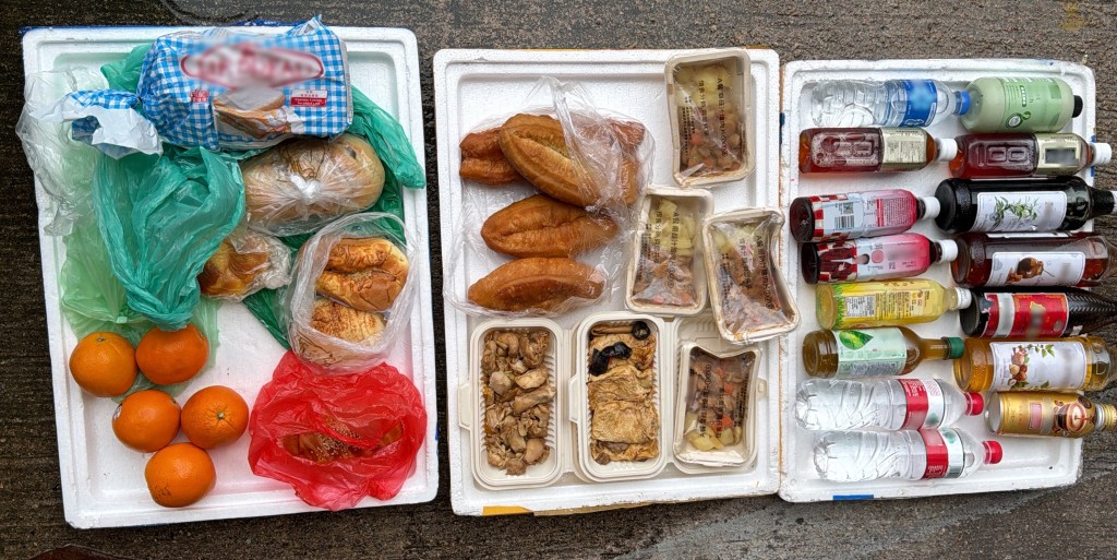 食環署人員在行動中檢獲的食物和飲料。政府新聞處圖片 食環署人員在行動中檢獲的食物和飲料。政府新聞處圖片