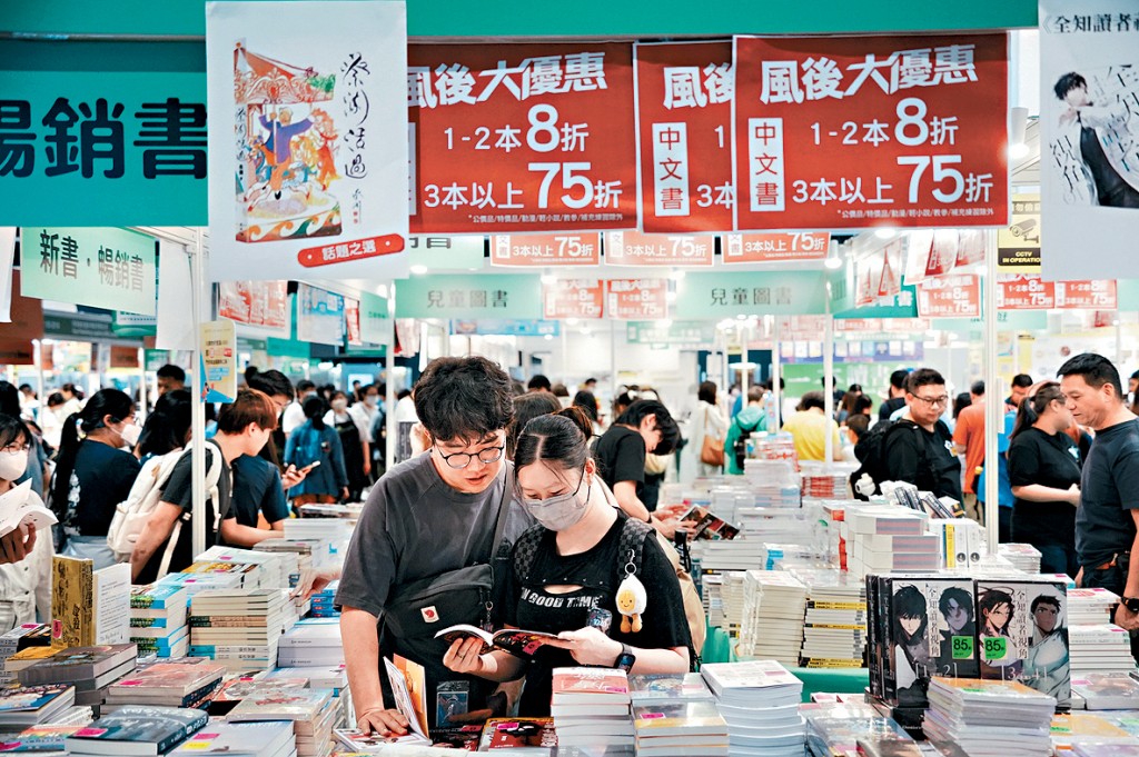 有書商推出「風後大優惠」吸客。