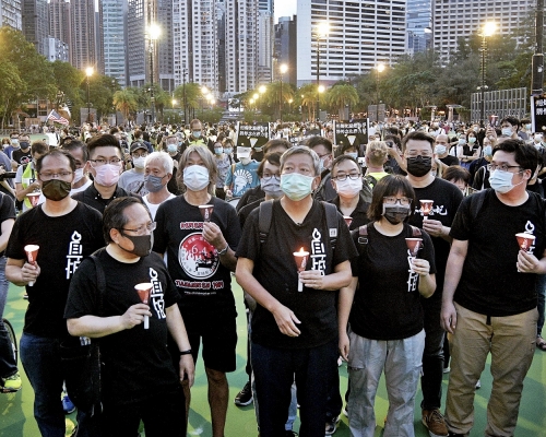 李卓人等人進入維園燃點燭光,以悼念六四。資料圖片