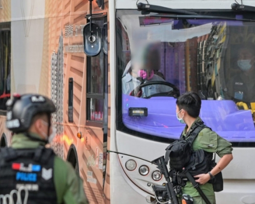 一名新巴司機被捕。警方直播影片截圖
