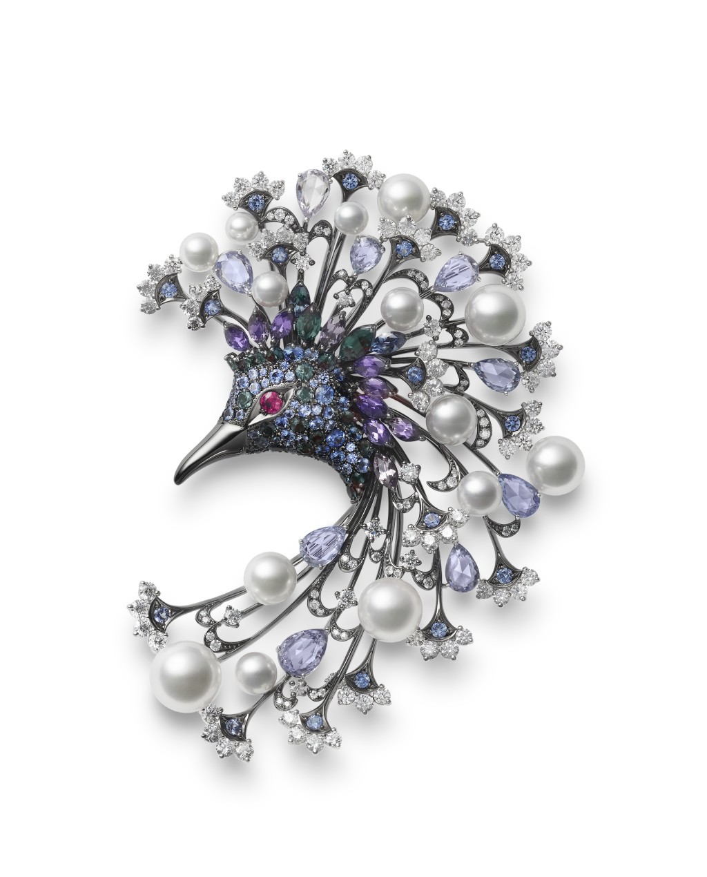 18K白金維多利亞冠鳩胸針，拼湊日本Akoya珍珠、藍寶石、紅寶石、亞歷山大石、尖晶石、碧璽及鑽石，塑造和諧的色配。