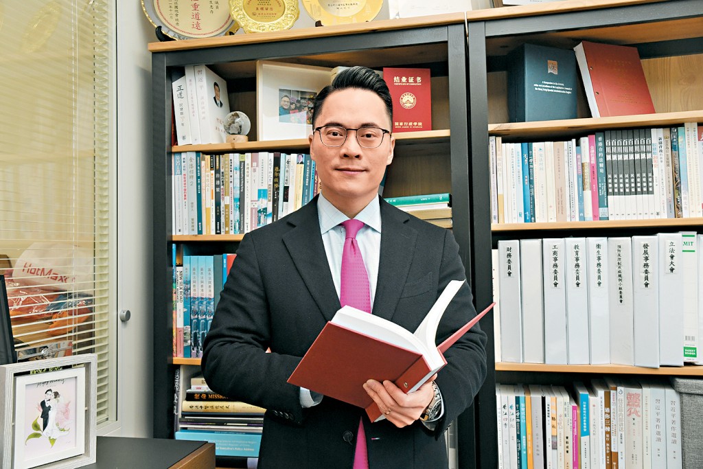 立法会议员梁熙指出，私人医疗机构基于病人私隐，大多要求雇主书面申请查核病假纸的真确性，甚至只会让执法人士查核。