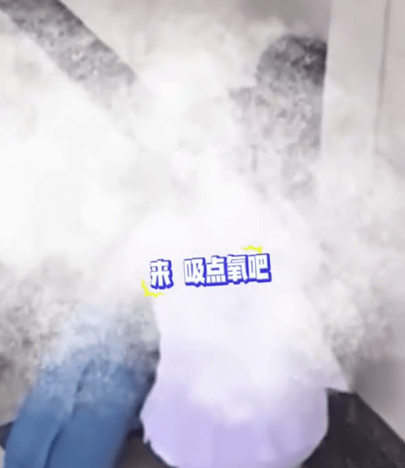 医护人员试图劝阻安慰。