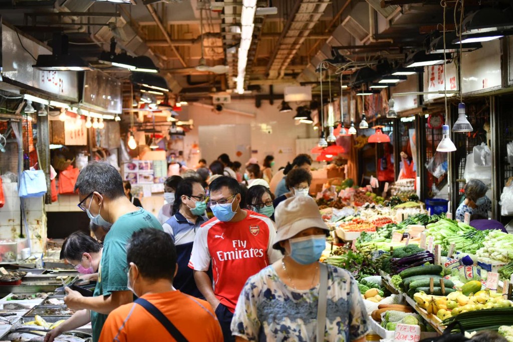 市民在街市範圍內必須佩戴口罩。資料圖片