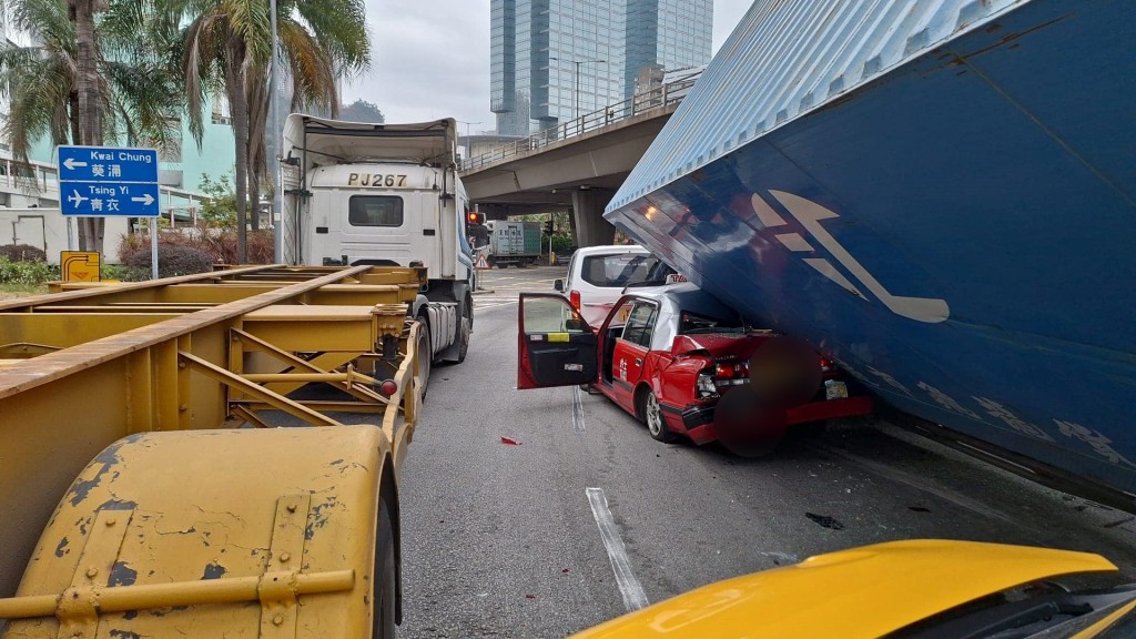 的士被货车压玫变形。fb香港突发事故报料区图片