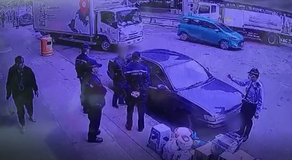 另一名警員在圖右亦行前干涉。CCTV截圖