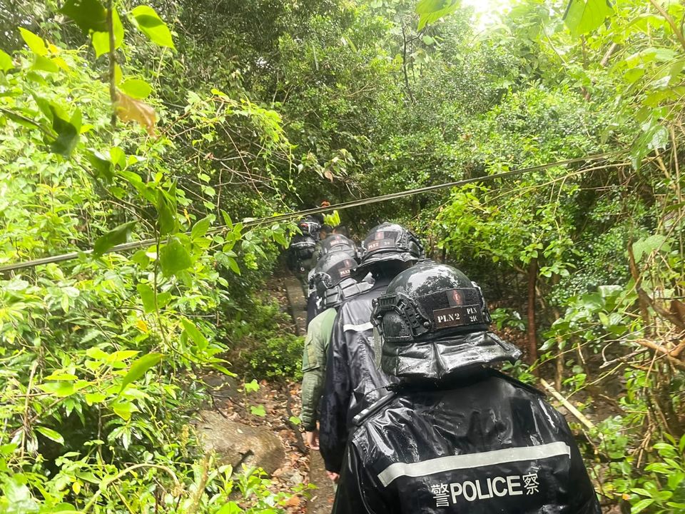 警方于冒雨进入密林搜索。警方FB