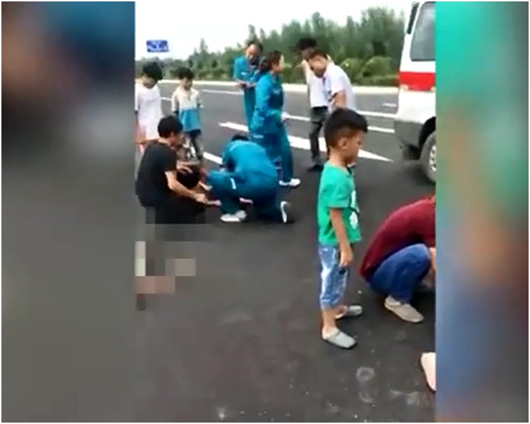 多名兒童倒臥地上等待救援。網圖