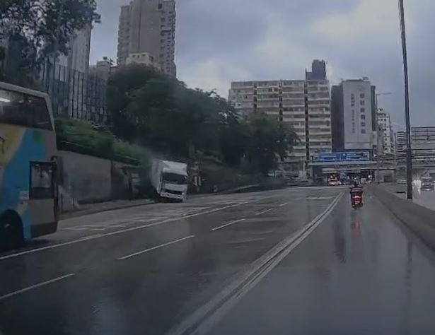 車頭掉轉停下。fb車cam L（香港群組）影片截圖