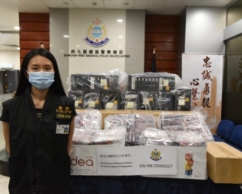 警方檢獲燒碟機及光碟。