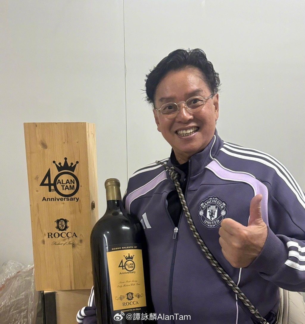 譚詠麟近日將珍藏紅酒,親自去送給朋友。 譚詠麟近日將珍藏紅酒,親自去送給朋友。