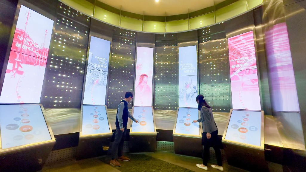 五座電子互動裝置展示港燈的重要發展里程。