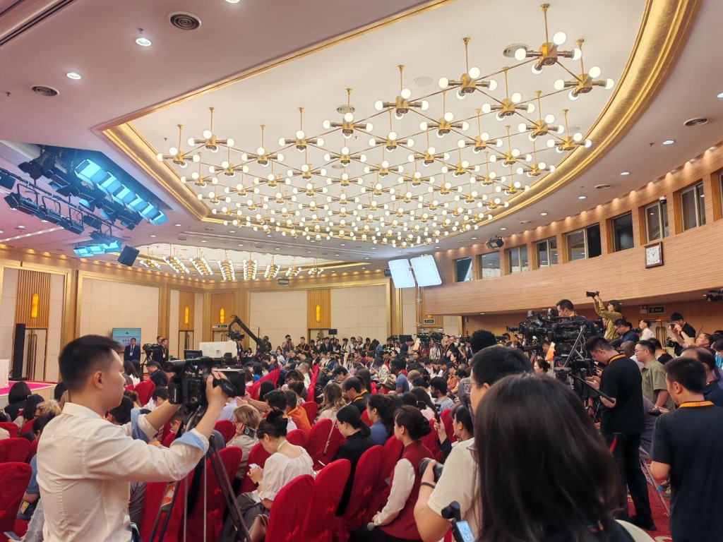 中國人民抗日戰爭暨世界反法西斯戰爭勝利80周年紀念活動新聞中心,今日舉行首場記者會。駐京記者楊浚源 中國人民抗日戰爭暨世界反法西斯戰爭勝利80周年紀念活動新聞中心,今日舉行首場記者會。駐京記者楊浚源