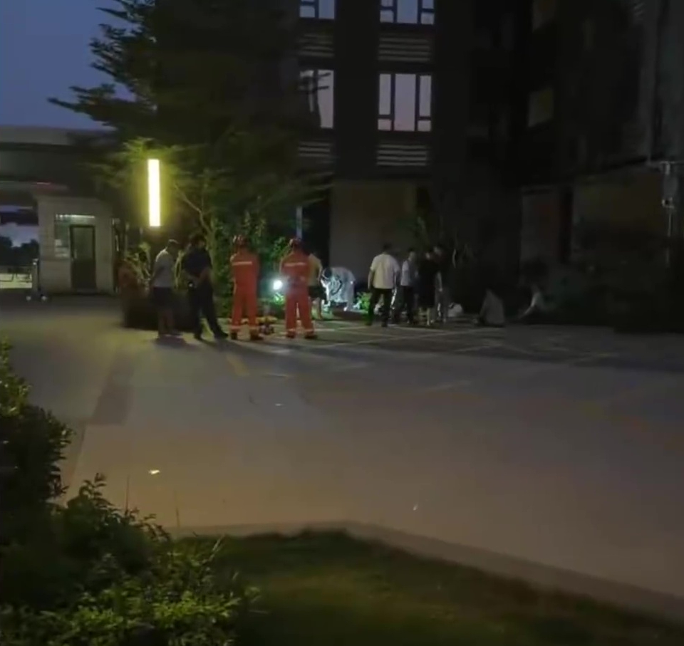 警方及消防正进行调查。